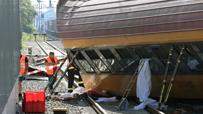 Poškozené vlakové soupravy na místě železniční nehody v Pardubicích