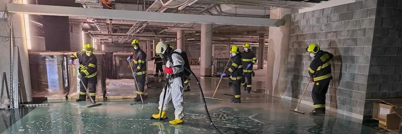 Čtyři tisíce litrů fridexu uniklo na univerzitním kampusu v Hradci Králové