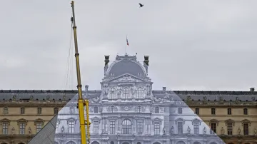 Počin umělce JR na pařížské galerii Louvre