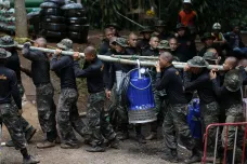 Evakuace z thajské jeskyně by mohla začít v neděli. Musk navrhuje podvodní vzduchový tunel