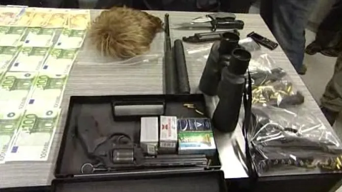 Peníze, zbraně a další vybavení, které policie hledanému muži zabavila