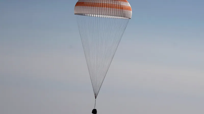 Přistání Sojuzu v kazašské stepi