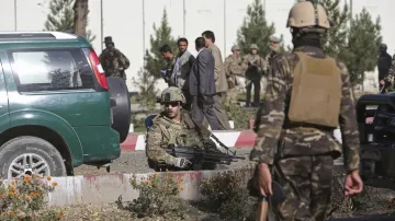 Vojáci prohledávají místo výbuchu v Kábulu