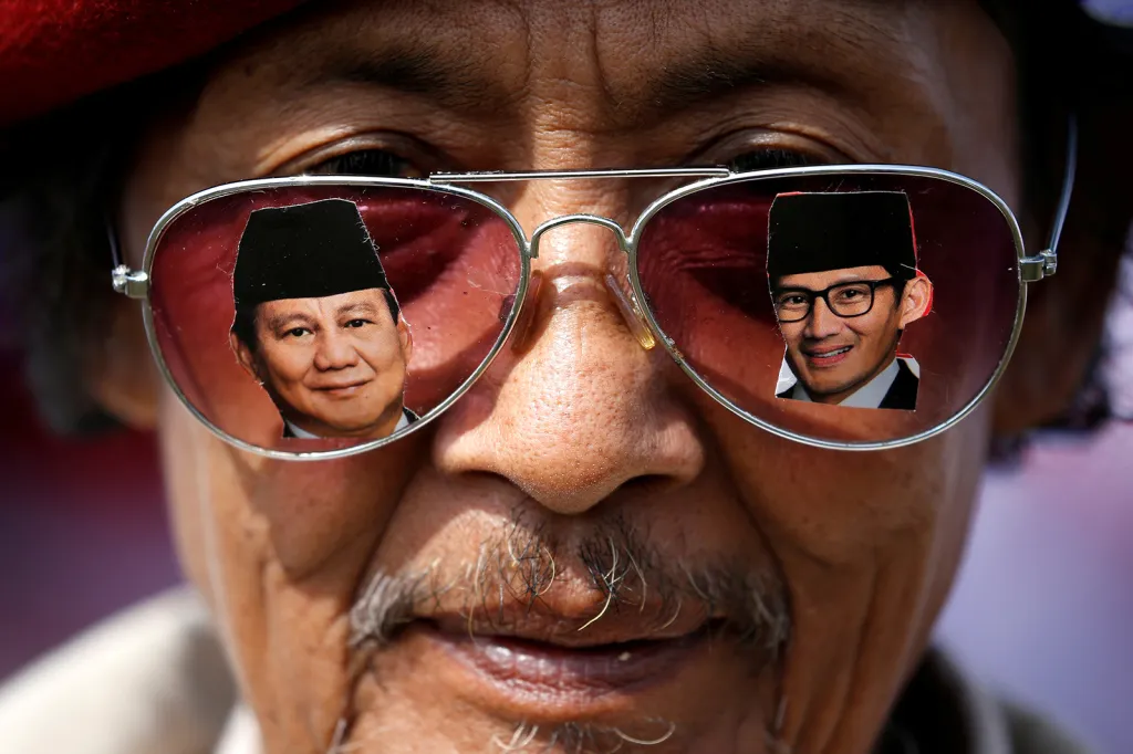 Účastník prezidentské kampaně a podporovatel kandidáta Prabowa Subianta s reklamními brýlemi na shromáždění v jávském Bandungu před všeobecnými volbami v Indonésii
