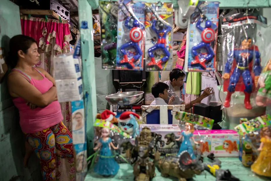 Některé děti se vzhledem k situaci učí v obchodech svých rodičů. Po celé Manile jsou tisíce malých krámků, kde je možné vidět podobný obrázek