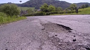 Díra v silnici