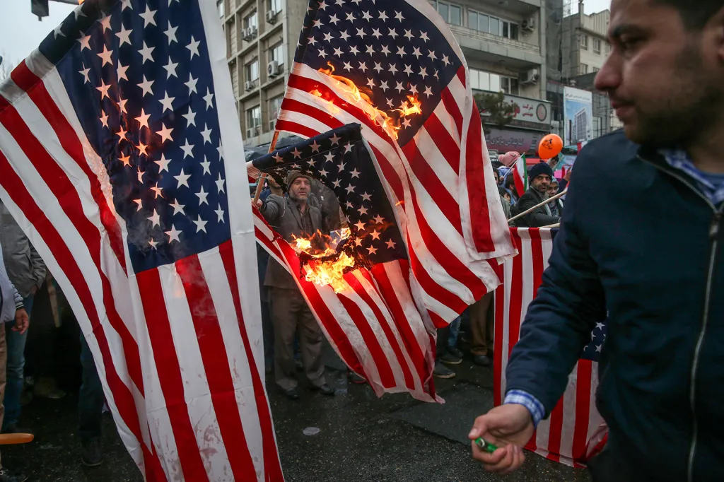 Íránci pálí vlajky USA během ceremonie k 40. výročí islámské revoluce v Teheránu