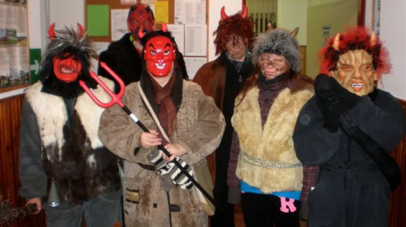 Čerti v Košticích