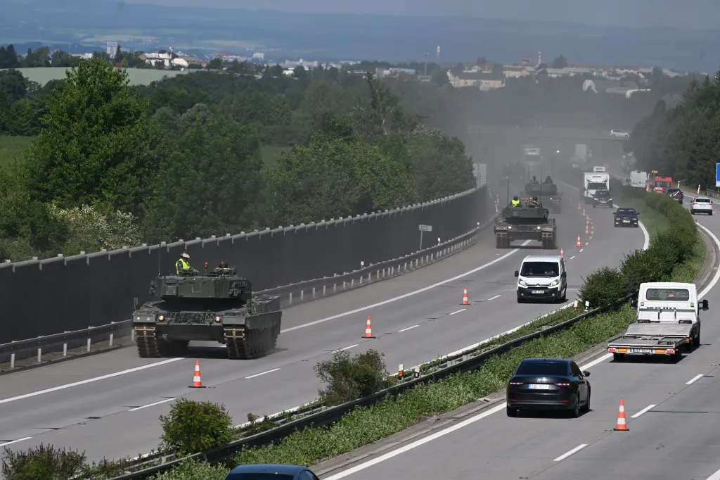 První armádní výcvik přesunu devíti tanků Leopard 2A4 a jednoho vyprošťovacího vozidla po dálnici D35 z posádky v Přáslavicích ve směru k exitu Velký Újezd, 16. června 2026