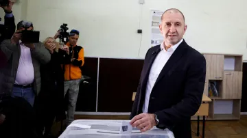 Bulharský exprezident a lídr strany Progresivní Bulharsko Rumen Radev při volbách do parlamentu