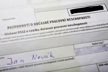E-neschopenky nejsou plně elektronické, tvrdí lékaři. Chtějí, aby je hradil stát
