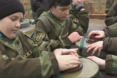 Děti na Krymu se učí klást miny. Ruští vojáci jim ukazují i podomácku vyrobené výbušniny