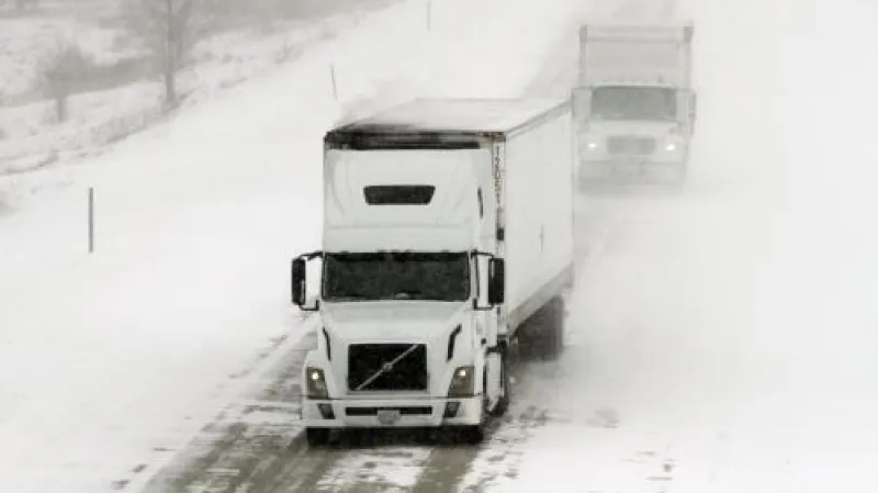 Silnice v USA pohltil sníh.