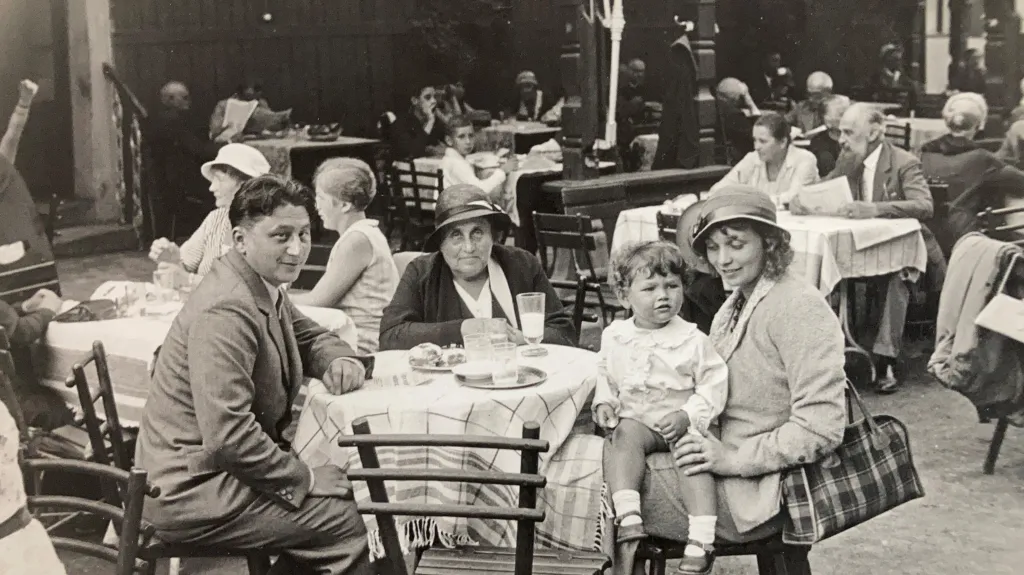 Ivo Rotter s rodiči a babičkou (1932)