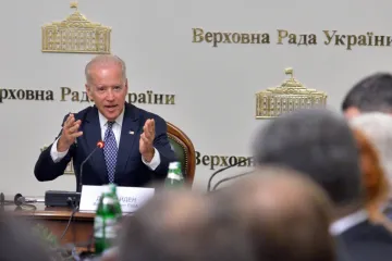 Biden na Ukrajině: Moskva musí přestat mluvit a začít jednat