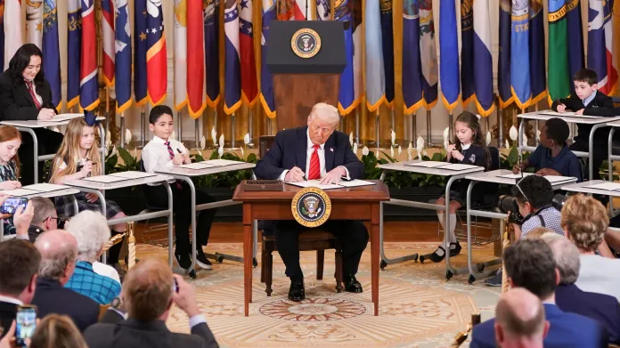 Donald Trump podepisuje výnos, který má zrušit ministerstvo školství