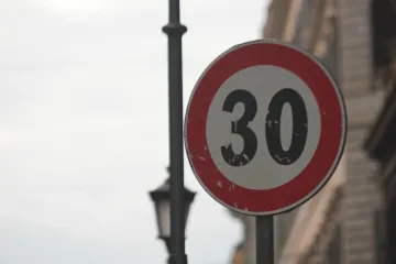Boloňa musí dočasně zrušit omezení rychlosti na 30 kilometrů v hodině