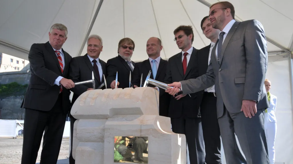 Slavnostní poklepání základního kamene nového testovacího centra motorů