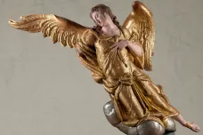 Klečící adorující anděl se dostal do Národní galerie, zloději mu usekli paži