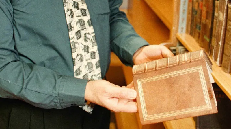 Homérova Odyssea vázaná v lidské kůži ze sbírek Západočeského muzea