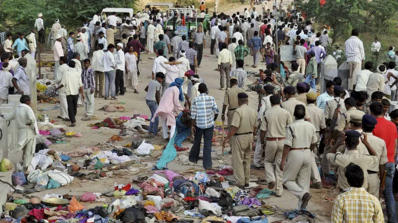 Indická policie přichází na místo neštěstí