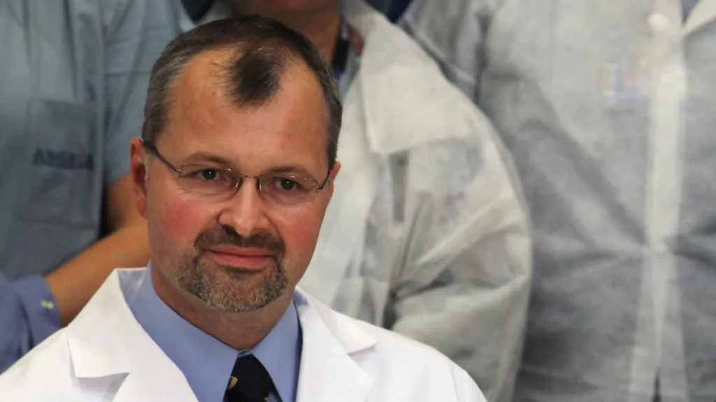 Bohdan Pomahač vrací lidem tváře i původní životy. Špičkový chirurg