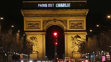 Na Vítězném oblouku bulváru Champs-Elysées v Paříži svítil po několik dní nápis Paris et Charlie (Paříž je Charlie)