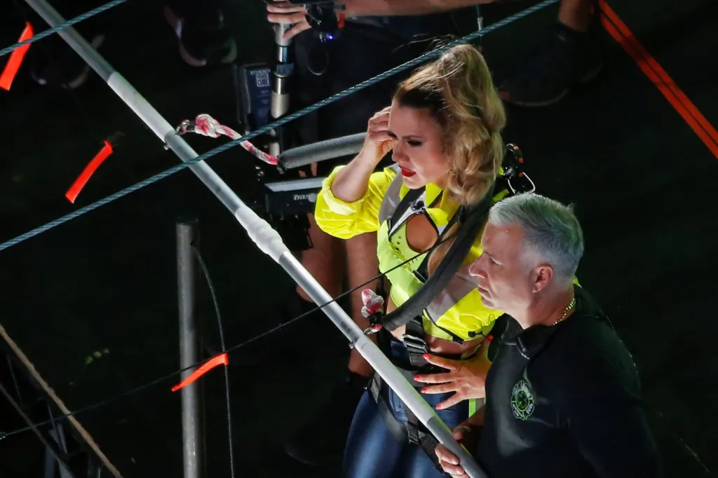 Lijana Wallendová komunikuje se svým bratrem, mají se sejít uprostřed lana. Artistka vystupovala poprvé od roku 2017. Tehdy utrpěla vážné zranění poté, co spolu s další čtveřicí artistů spadla z výšky asi 20 metrů.