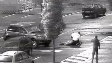 Záběry z bezpečnostní kamery na parkovišti