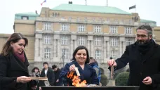 Rektorka Univerzity Karlovy Milena Králíčková (vlevo) a děkanka Filozofické fakulty Eva Lehečková u pietního ohně