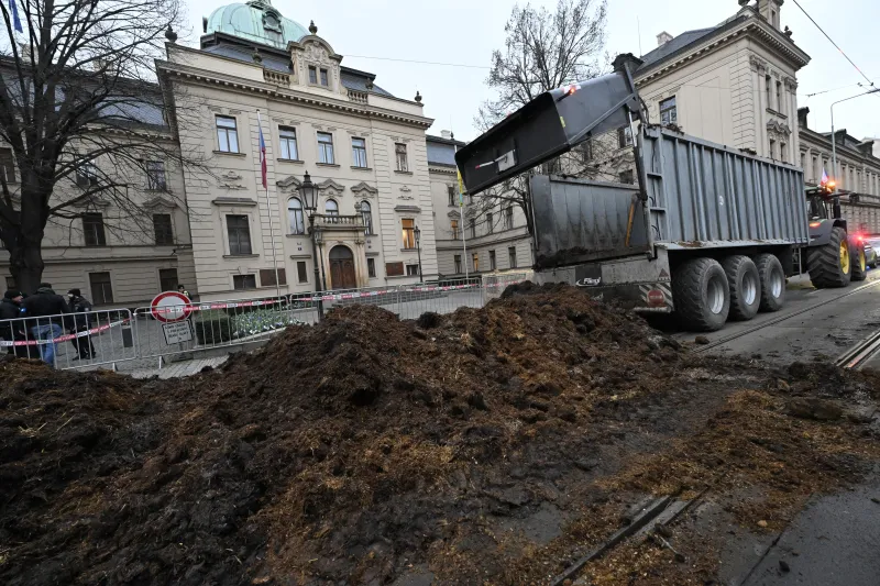 Hnůj vysypaný před úřadem vlády při protestní jízdě zemědělců