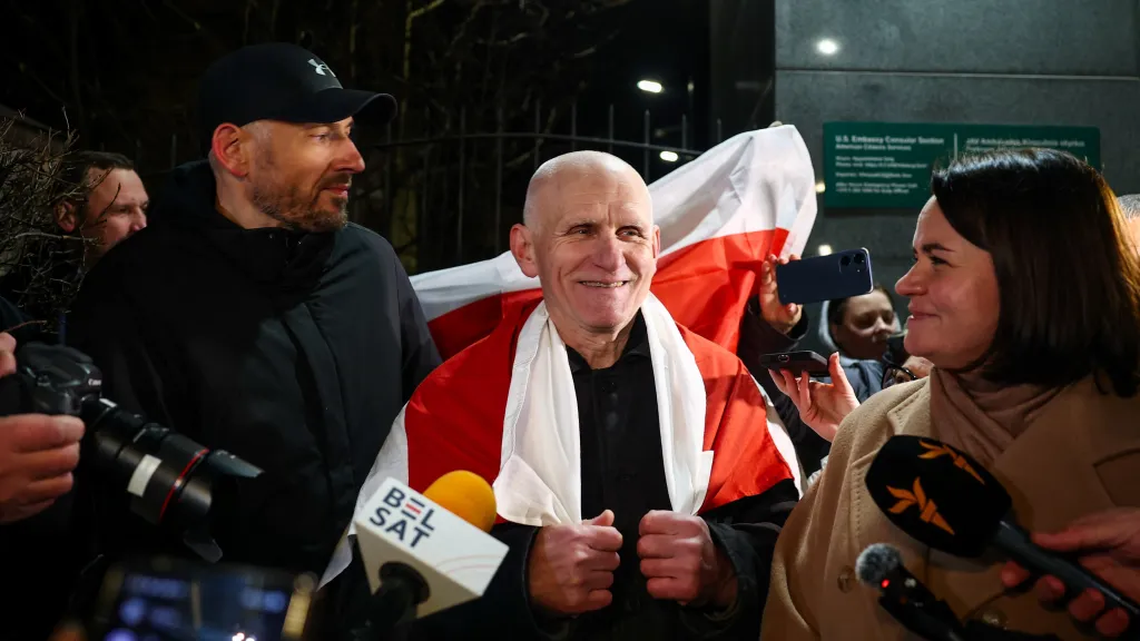 Ales Bjaljacki po svém propuštění, po jeho boku Svjatlana Cichanouská
