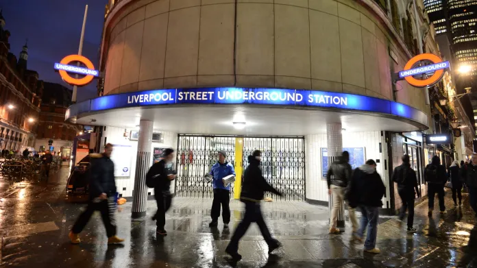 Zavřené brány stanice metra v Liverpoolské ulici