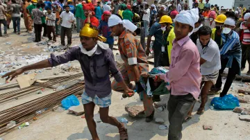 Záchranářské práce po zřícení budovy v Bangladéši