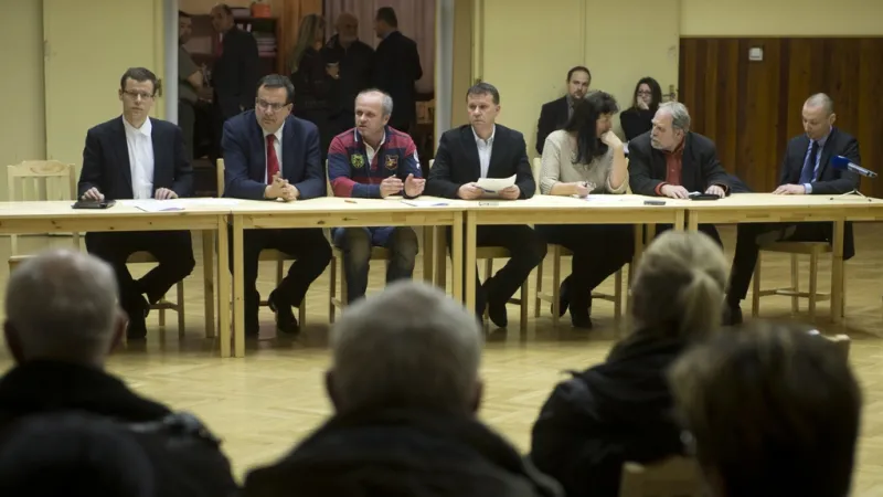 Zastupitelé Dobrovízi při jednání s ministrem Mládkem a místními