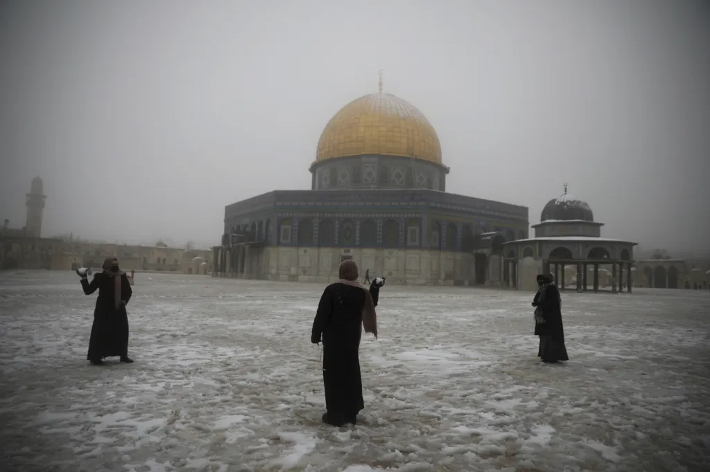 Sníh v Jeruzalémě nepadá tak často. Tento výjimečný úkaz pobavil ženy u Skalního dómu na Chrámové hoře