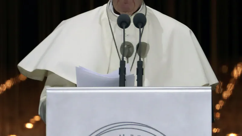 Papež František během mezináboženské konference v Abú Zabí