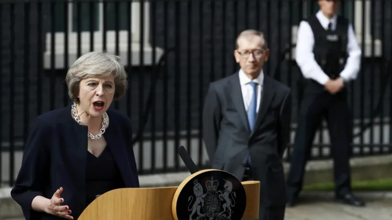 Theresa Mayová před Downing Street 10