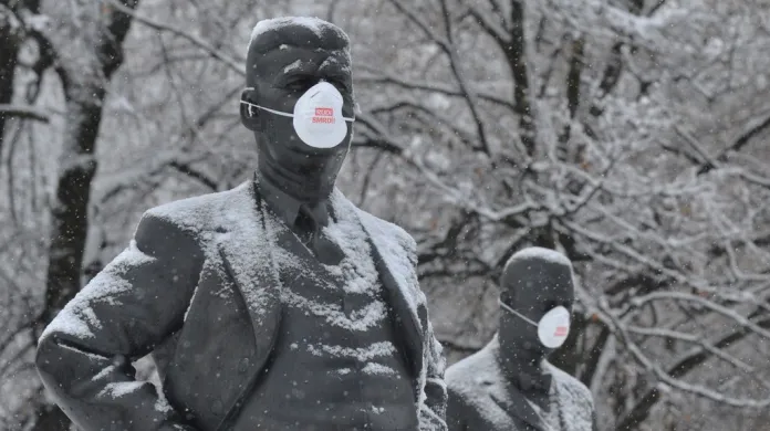 Na protest proti KSČM v krajské radě dalo sdružení Repelent sochám Baťů roušky.