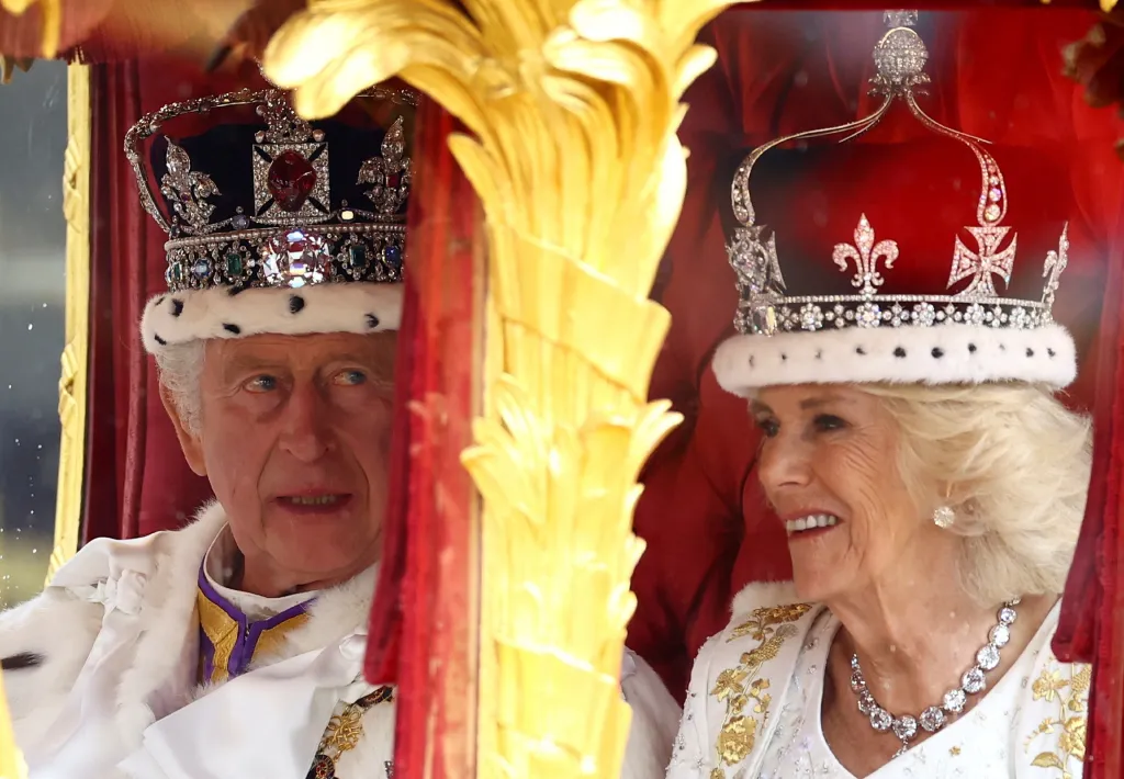Král Karel III. a královna Camilla se společně vrací do Buckinghamského paláce