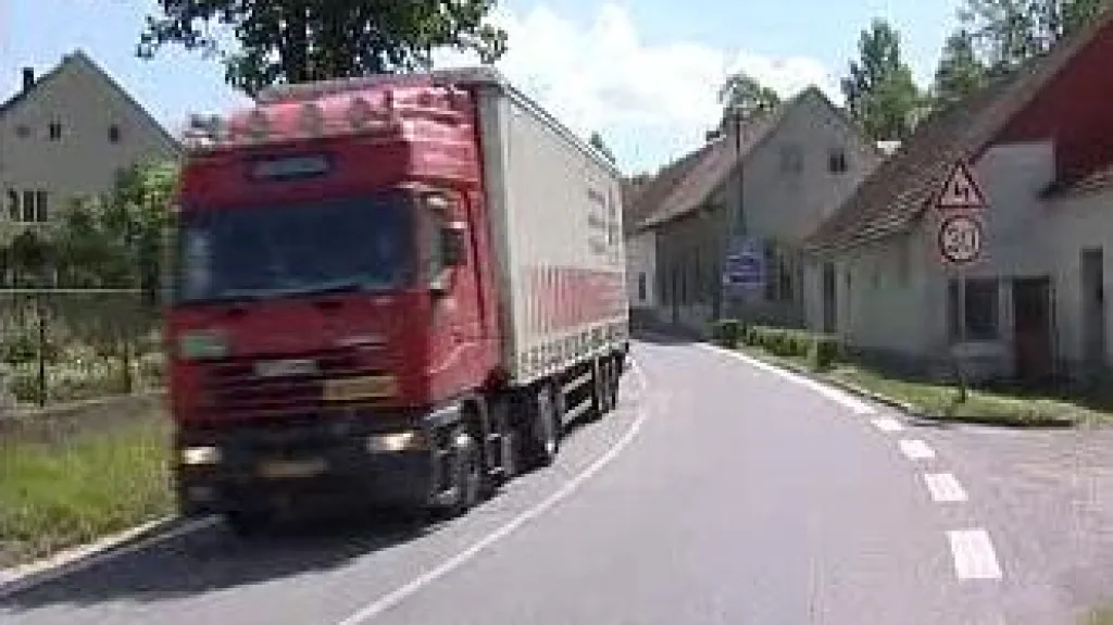 Kamion projíždějící Novou Olešnou