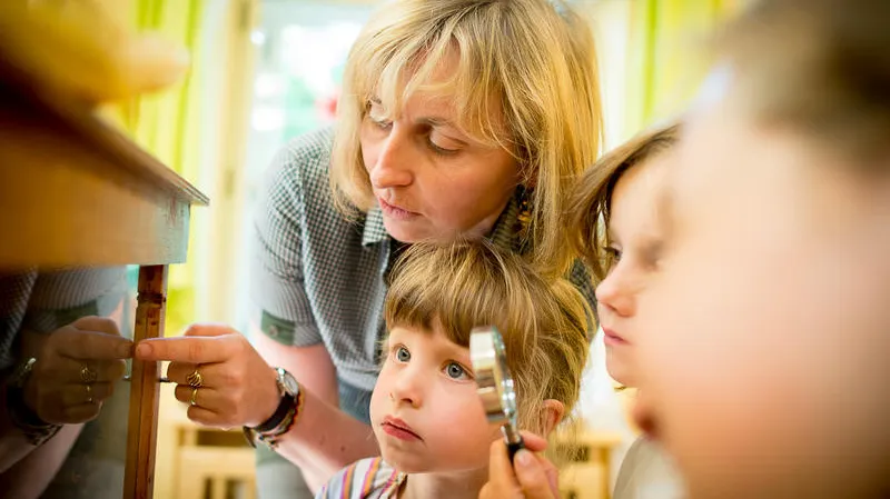 Děti v mateřské škole Rybička zkoumají přírodu