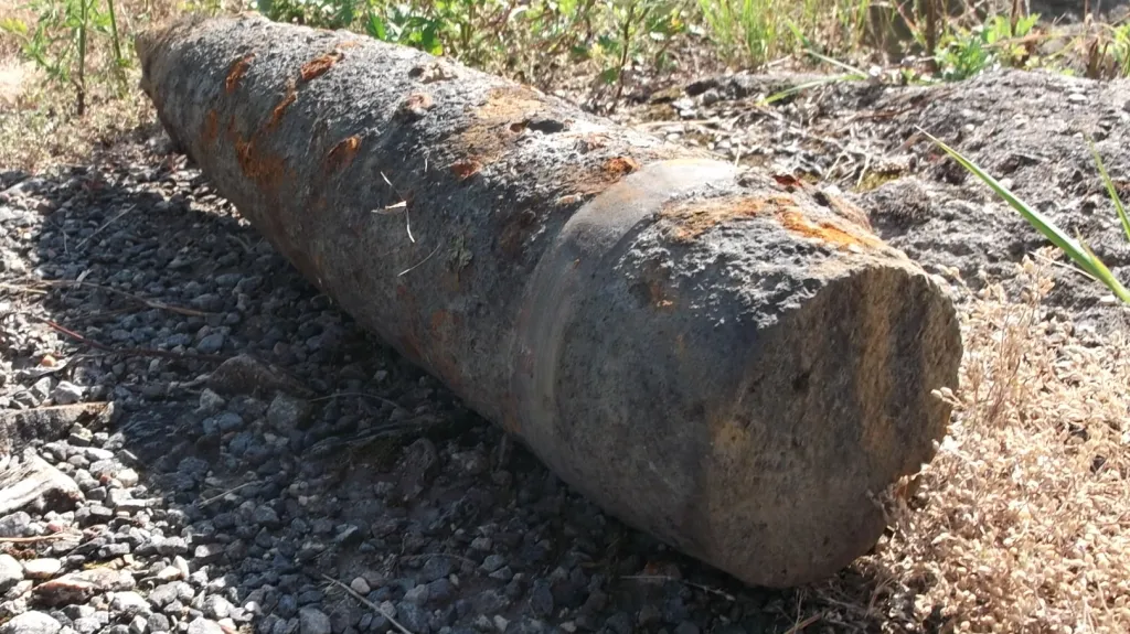 Dělníci našli při bagrování na Nových Mlýnech dělostřelecký granát