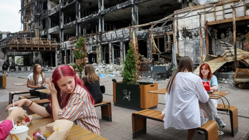 Návštěvníci kyjevské restaurace v oblasti zasažené několika ruskými raketovými útoky (1. září 2026)