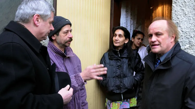 Ministr Michael Kocáb v doprovodu litvínovského starosty Milana Šťovíčka (vlevo) navštívil problémové litvínovské sídliště Janov.