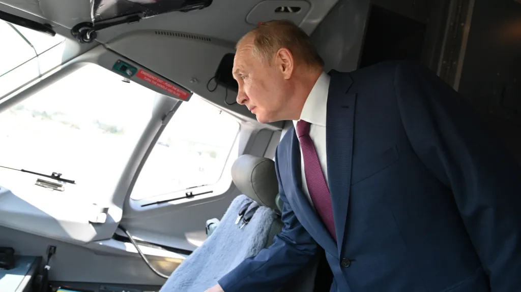 Vladimir Putin si prohlíží vybavení stíhačky