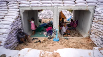 Lidé se ukrývají v bunkru během střetů mezi Thajskem a Kambodžou