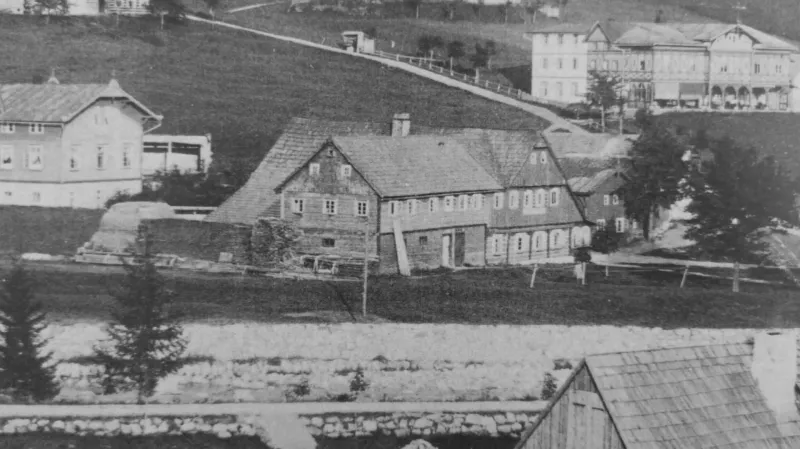 Zbouraná budova na historické fotografii