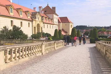 Zámku ve Valticích se vrací lesk. Dostal novou čelní fasádu