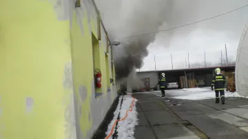 Z výrobny nábytku se valil hustý dým